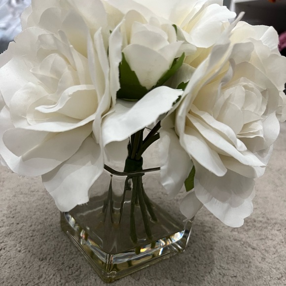 Other - 🤍 White flower decor